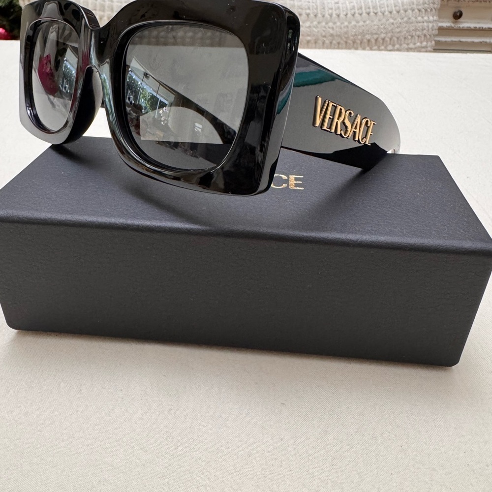 NWT Versace Black Oversized Square Sunglasses | Made in Italy | Model 4496-U